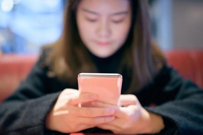 Lừa đảo tình cảm là hình thức lừa đảo trực tuyến nhắm đến tất cả các nhóm tuổi. Thông thường kẻ lừa đảo sẽ yêu cầu chuyển tiền, đầu tư hoặc gửi hình ảnh nhạy cảm. Ảnh: Shutterstock.