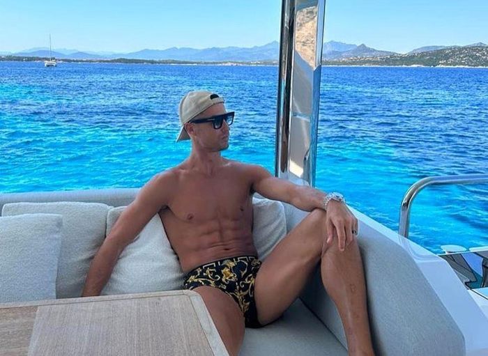 Ronaldo khoe thân hình săn chắc ở tuổi 38. Siêu sao người Bồ Đào Nha sẽ có 2 tháng để nghỉ ngơi, trước khi trở lại thi đấu tại Saudi Pro League. Giải VĐQG Saudi Arabia mùa giải 2023/24 hứa hẹn bùng nổ với sự xuất hiện của hàng loạt ngôi sao như Ronaldo, Karim Benzema, N'Golo Kante, Hakim Ziyech, Kalidou Koulibaly,...
