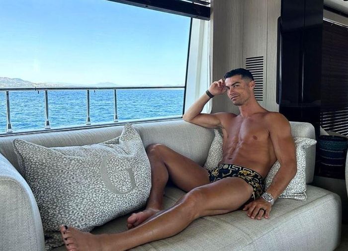 Al Nassr đang tích cực chiêu mộ ngôi sao để phục vụ Ronaldo ở mùa tới. CLB chủ sân Mrsool Park vừa đạt thỏa thuận với Hakim Ziyech (Chelsea) và nuôi tham vọng sở hữu thêm Marcelo Brozovic (Inter).