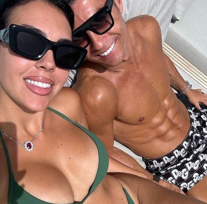 Ronaldo và bạn gái khoe khoảnh khắc hạnh phúc. Trước đó, cặp đôi dính tin đồn rạn nứt nhưng Georgina Rodriguez lên tiếng phủ nhận, đồng thời khẳng định cả hai vẫn đang sống yên ổn cùng các con.