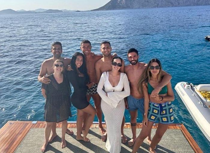 Dalot tham gia kỳ nghỉ hè cùng gia đình của đàn anh Cristiano Ronaldo và một số người bạn. Ronaldo và Dalot có mối quan hệ tốt từ khi còn sát cánh trong màu áo Man United.