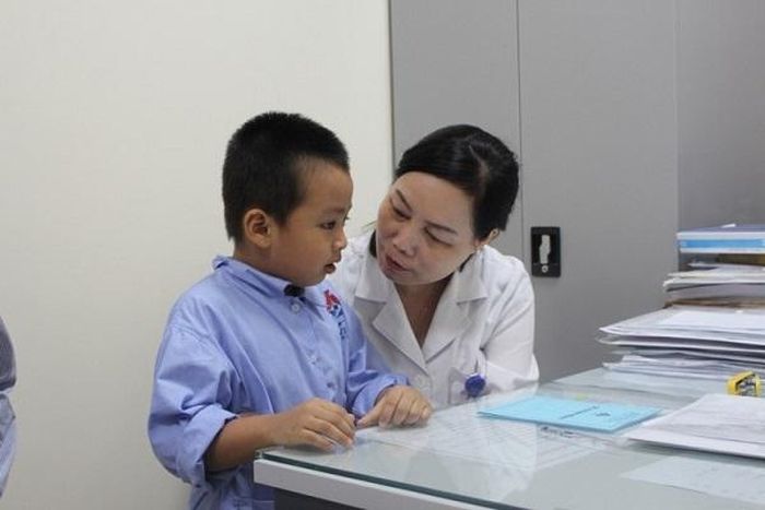 PGS.TS Nguyễn Thị Hoài An khám cho bệnh nhân, Nguồn ảnh: BVAV