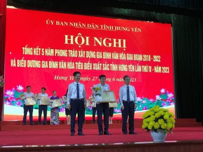 Lãnh đạo tỉnh Hưng Yên trao tặng Bằng khen cho các tập thể, cá nhân và các gia đình văn hóa tiêu biểu.