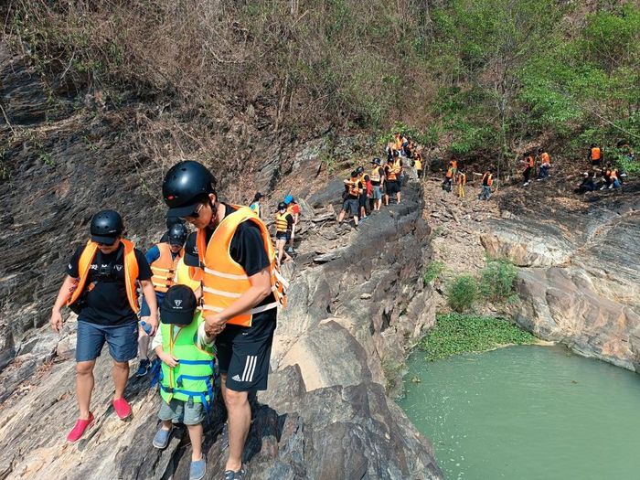 Du khách tham gia tour du lịch trekking khám phá vẻ đẹp hoang sơ hùng vĩ dọc Cụm thác Dray Nur - Dray Sáp thượng.