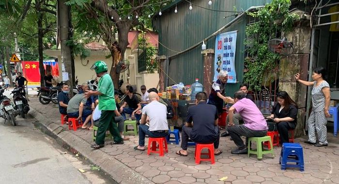 Quán nước gần các điểm thi "đắt khách" hơn ngày thường.