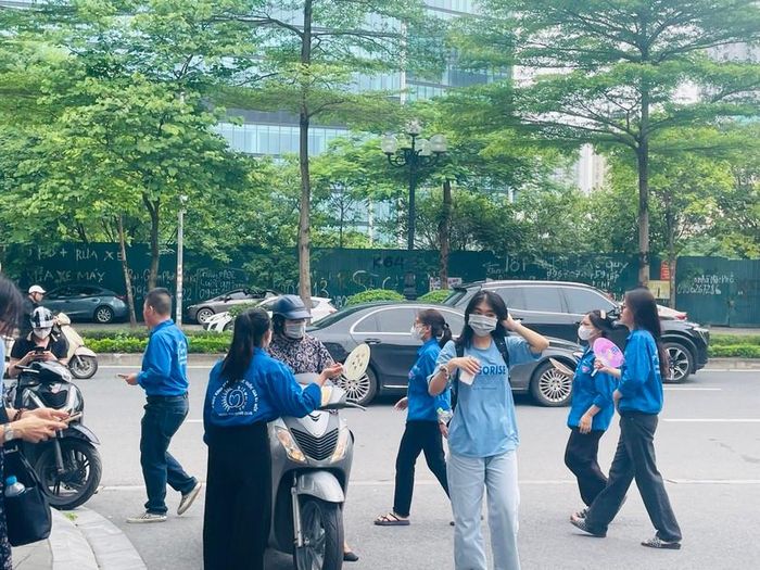 Thanh niên tình nguyện hướng dẫn phụ huynh để xe đúng quy định.