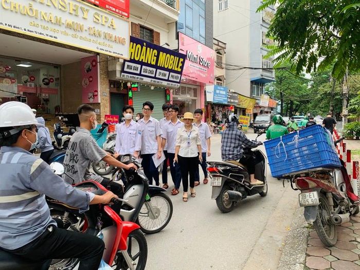 Thời điểm thí sinh và phụ huynh đến làm thủ tục dự thi xảy ra ùn tắc phía trước cổng trường nhưng lực lượng CSGT nhanh chóng giải tỏa.