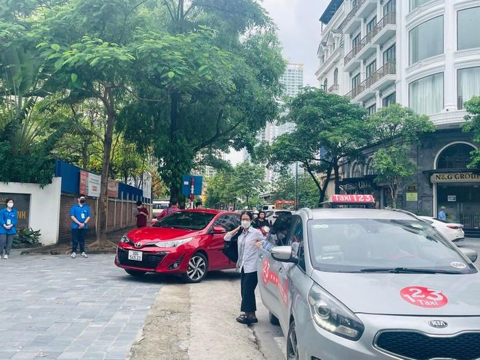 Thí sinh tự đến điểm thi bằng taxi.