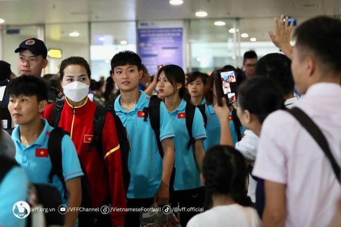 Rất đông người hâm mộ chào đón đội tuyển nữ tại sân bay (ảnh Bảo Ngọc)