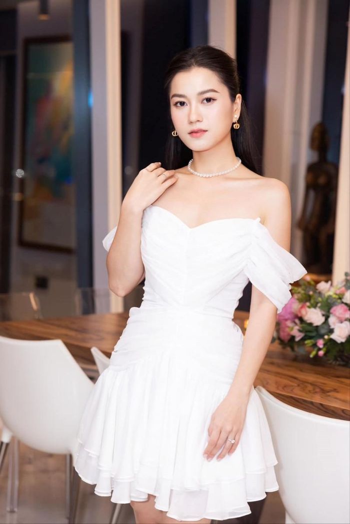 Lâm Vỹ Dạ "hack tuổi" với thiết kế bèo nhún màu trắng cùng phần vai trễ tôn xương quai xanh. Nữ diễn viên kết hợp cùng vòng cổ ngọc trai và bông tai đồng điệu.