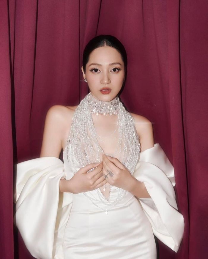 Bảo Anh kiêu kỳ trong bộ đồ cổ yếm được đính kết ngọc trai tỉ mỉ cùng chi tiết tay phồng giúp thiết kế thêm mềm mại và nữ tính. Nữ ca sĩ để tóc rẽ ngôi chải gọn và tiết chế phụ kiện.