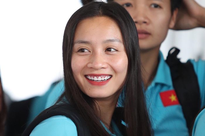 Hoàng Thị Loan cười rất tươi ngày về nước.