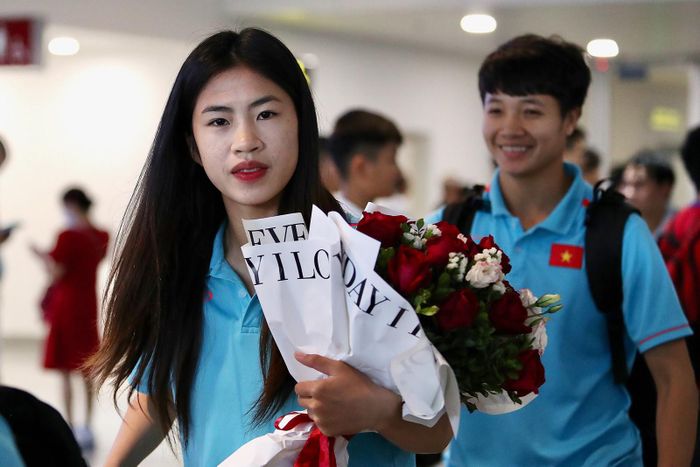 Thanh Nhã trở thành tâm điểm chú ý khi xuất hiện ở sân bay. Ở trận giao hữu với tuyển nữ Đức, "Cơn lốc đường biên" ghi bàn thắng để đời. Dù kết quả chung cuộc thua 1-2 nhưng bàn thắng của Thanh Nhã và màn trình diễn của các đồng đội gây sốt với báo chí Đức những ngày qua.