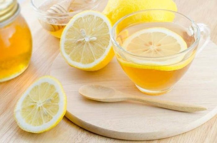  Nước chanh mật ong có tác dụng tiêu viêm giảm cảm giác nóng cổ họng. Ảnh: Sohu 