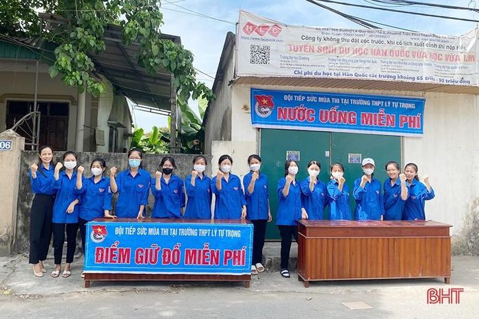 Trong quá trình diễn ra kỳ thi năm nay, các đội tình nguyện cũng sẽ tiến hành phối hợp với chính quyền, các cơ sở y tế, các điểm thi rà soát, nắm thông tin về tình hình thí sinh tại địa phương và xây dựng phương án chủ động xử lý khi có sự cố bất thường về thời tiết, tai nạn, sức khỏe… của thí sinh. Trong ảnh: Đội tiếp sức mùa thi Trường THPT Lý Tự Trọng, huyện Thạch Hà.