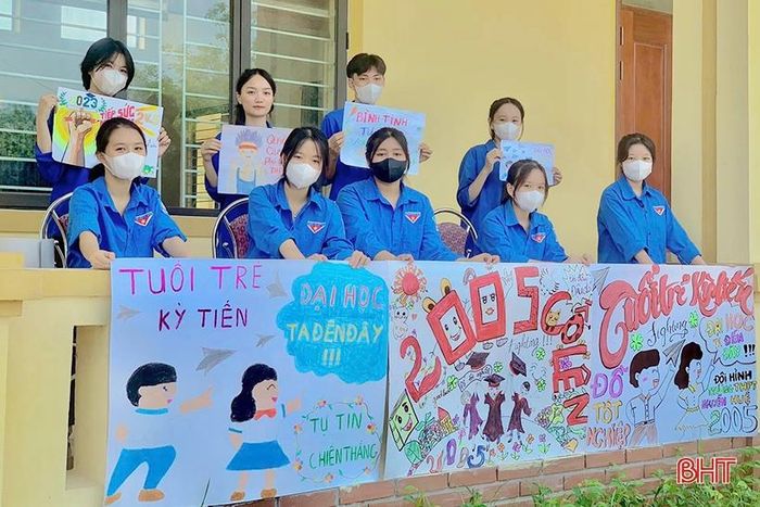 Để động viên tinh thần cho các thí sinh, đoàn viên thanh niên xã Kỳ Tiến (huyện Kỳ Anh) đã vẽ tranh cổ động, tiếp sức mùa thi.