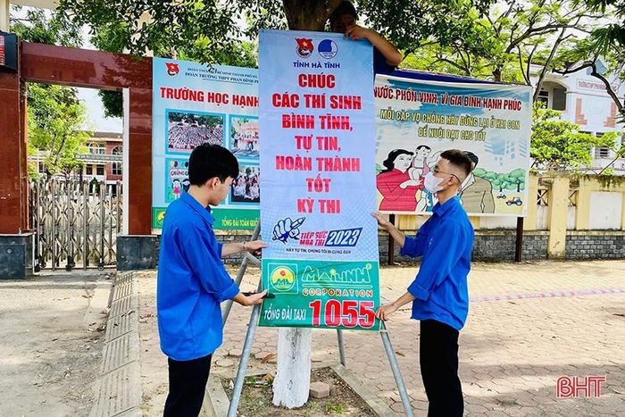 Chương trình "Tiếp sức mùa thi" tại Hà Tĩnh thu hút sự tham gia tích cực của đông đảo đoàn viên thanh niên. Các hoạt động tình nguyện được đánh giá cao và tạo sức lan tỏa mạnh mẽ trong xã hội. Trong ảnh: Thành viên đội "Tiếp sức mùa thi" của Trường THPT Phan Đình Phùng treo băng rôn cổ vũ thí sinh tham dự Kỳ thi tốt nghiệp THPT năm 2023.