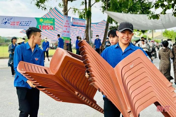 Theo đó, các đội tình nguyện được bố trí tại 100% điểm thi với phương châm hiệu quả, thiết thực, an toàn. Các đội tập trung vào nhiều hoạt động như phối hợp với lực lượng chức năng hướng dẫn, phân luồng đảm bảo an ninh trật tự, an toàn giao thông tại khu vực thi và các chốt giao thông quan trọng, cấp phát nước uống, trông và giữ đồ miễn phí cho thí sinh... Trong ảnh: Đội thanh niên tình nguyện Trường THPT Nguyễn Trung Thiên (Thạch Hà) sắp xếp cơ sở vật chất tại điểm thi.