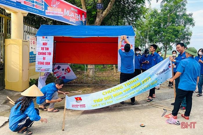 Trong thời gian thí sinh làm bài thi, các đội tình nguyện sẽ tổ chức việc kết hợp thực hiện các nhiệm vụ kép như: hướng dẫn người dân cài đặt định danh điện tử, các dịch vụ công trực tuyến, sử dụng các ứng dụng thanh toán không dùng tiền mặt... Trong ảnh: Đội thanh niên tình nguyện của Trường THPT Trần Phú, huyện Đức Thọ sửa soạn chuẩn bị để thực hiện nhiệm vụ.