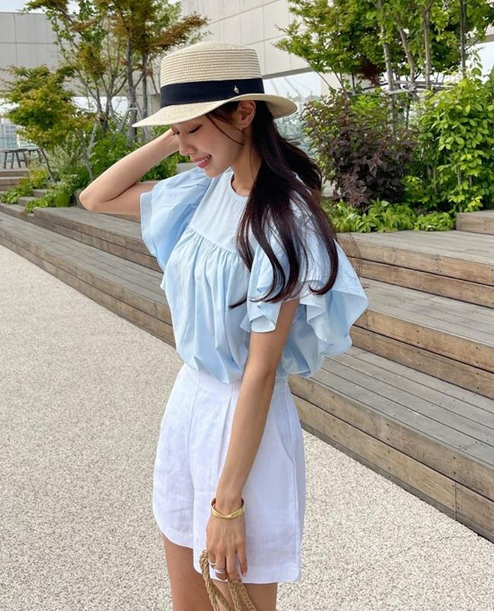 Nếu muốn ăn vận điệu đà hơn, thử ngay kiểu áo blouse với gam màu xanh baby blue vừa ngọt ngào, vừa hợp tuyệt đối với tinh thần mùa hè.
