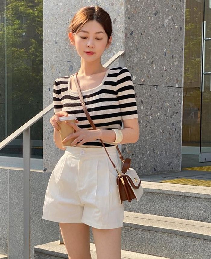 Đừng quên những chiếc áo thun, áo len dệt kim kẻ ngang khi lên đồ với quần short trắng. Chúng sẽ tạo ra những bộ đôi tối giản, ai mặc cũng hợp nhưng không hề đơn điệu, nhàm chán.