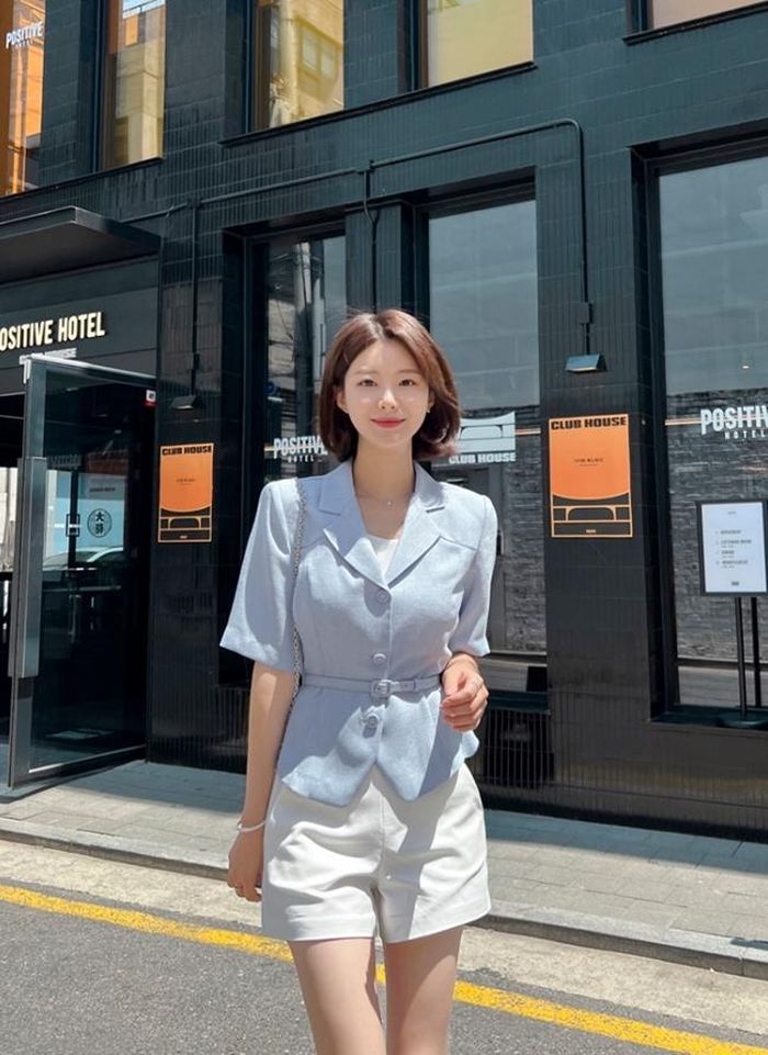 Quần short trắng mix cùng áo blouse giả áo khoác, thêm thắt lưng dạng mảnh tạo thành set đồ hết sức thanh lịch, sang trọng, có thể diện cả đi làm nếu bạn biết cách kết hợp phụ kiện phù hợp.