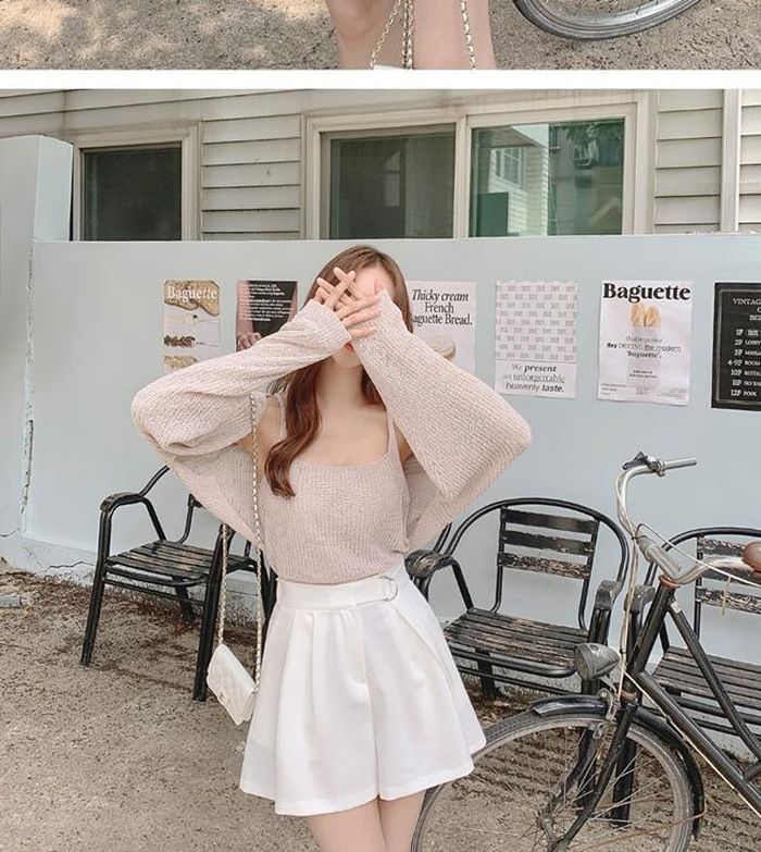 Set áo dây và cardigan gam màu be nền nã mix cùng quần short trắng sẽ giúp bạn sở hữu diện mạo trong trẻo, xinh xắn. Khi muốn chuyển qua style gợi cảm hơn, bạn có thể cởi bỏ lớp cardigan rất linh hoạt.
