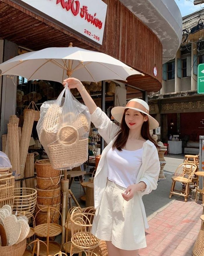 Mix đồ “ton-sur-ton” với gam màu trắng chưa bao giờ lỗi thời, miễn là bạn chọn các tông trắng khác nhau một chút và kết hợp layer thật tinh tế như quý cô này.
