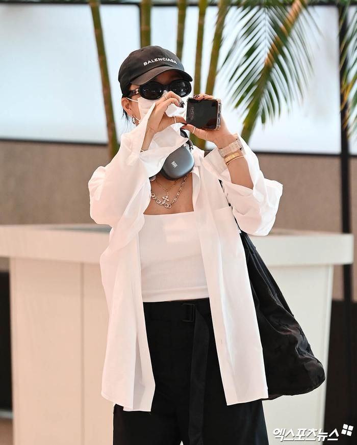 Uhm Jung Hwa đeo khẩu trang kín mặt, thoải mái tạo dáng để cánh ký giả chụp hình (Ảnh: Xports News)