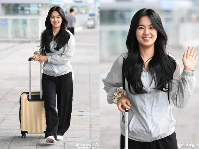 Sao nhí một thời Lee Seo Yeon có vẻ ngoài trong sáng và dễ thương dù chỉ trang điểm nhẹ. 