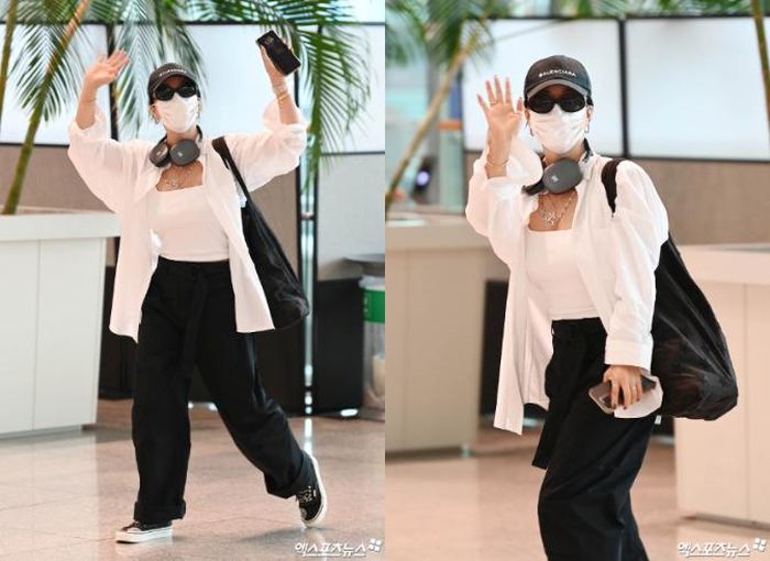 Ở tuổi 54, Uhm Jung Hwa vẫn có thân hình thon gọn và gu ăn mặc phong cách. "Madonna xứ Hàn" dù đeo khẩu trang kín mít vẫn toát ra thần thái nổi bật
