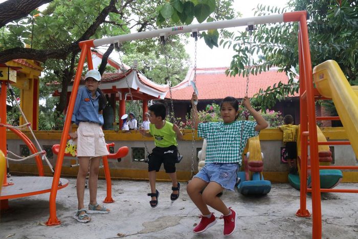 Trẻ em vui đùa trên xã đảo Sinh Tồn.