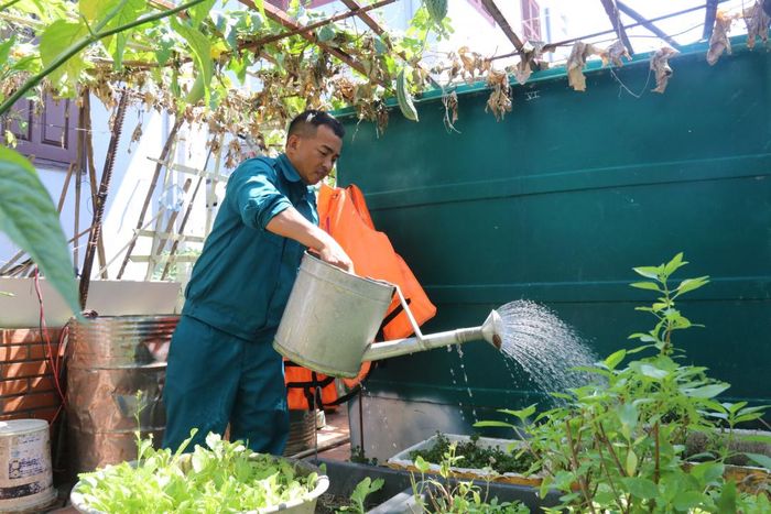  Tích cực tăng gia sản xuất.