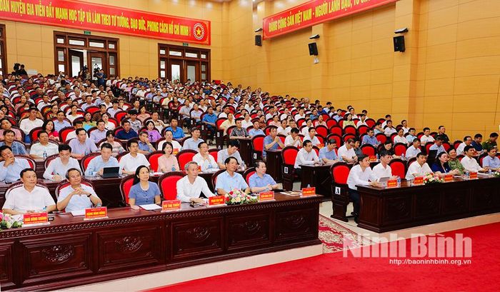 Các đại biểu dự hội nghị tiếp xúc cử tri. Ảnh: Đức Lam