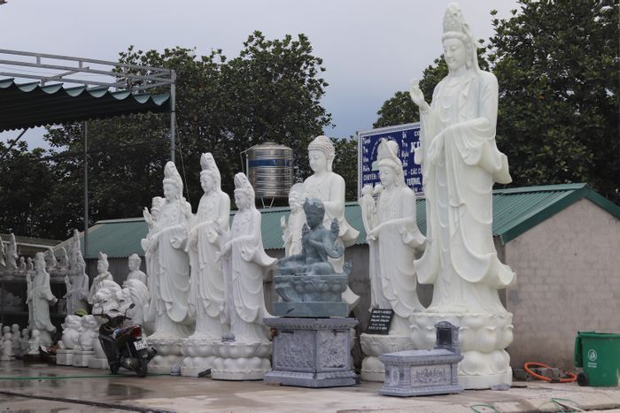Những tác phẩm tượng đá nghệ thuật được tạo tác từ những đôi bàn tay tài hoa của các nghệ nhân.