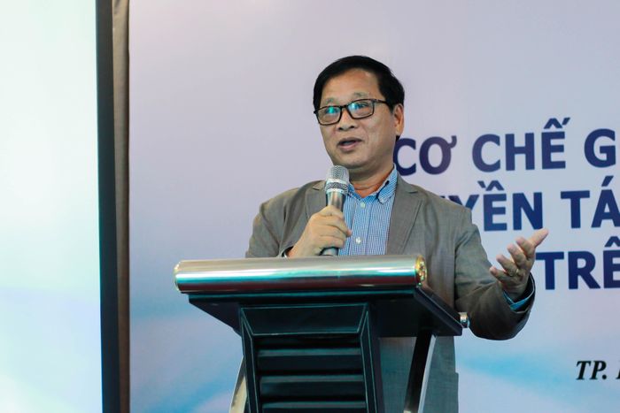  Ông Lê Hoàng - Phó chủ tịch Hội Xuất bản Việt Nam - nói về vấn nạn sách giả và kiến nghị một số giải pháp cho môi trường số tại hội thảo ngày 23/12/2022. Ảnh: Thanh Trần. 