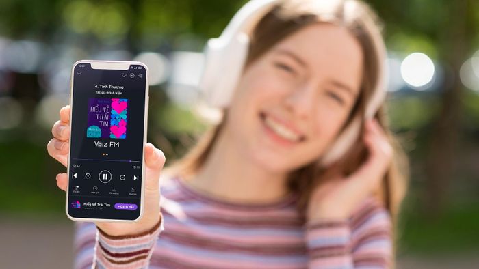  Nhiều bạn trẻ đã tạo lập thói quen nghe sách nói tiếng Việt. Ảnh: VoizFM. 