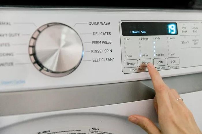  Nhiều mẫu máy giặt hiện nay được tích hợp sẵn chức năng giặt nước nóng. Ảnh: The Spruce/Ana Cadena. 