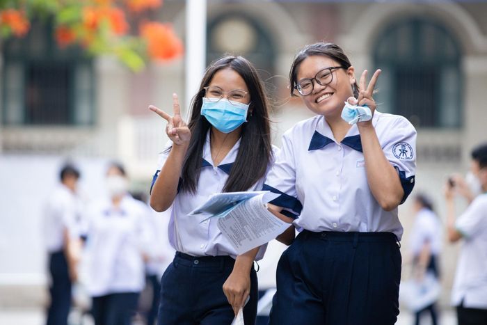  Trong không khí náo nhiệt tại trường THPT chuyên Trần Đại Nghĩa, một số thí sinh cho rằng đề thi này vừa sức, gần gũi với đề minh họa. 