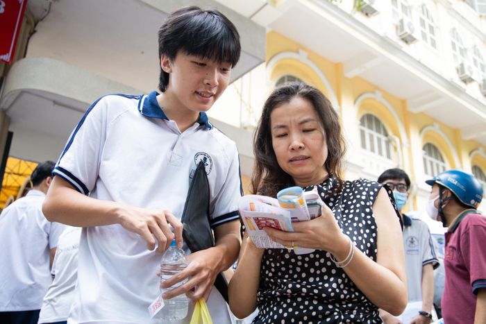  Tri thức trực tuyến liên hệ đường dây nóng của Bộ GD&amp;ĐT để phản ánh về việc đề văn lan truyền trên mạng dù chưa hết thời gian làm bài, đại diện truyền thông cho biết hiện bộ đã nắm được thông tin và đã báo cho lãnh đạo Bộ và A03 (Cục An ninh chính trị nội bộ - Bộ Công an) vào cuộc để xác minh thông tin. 