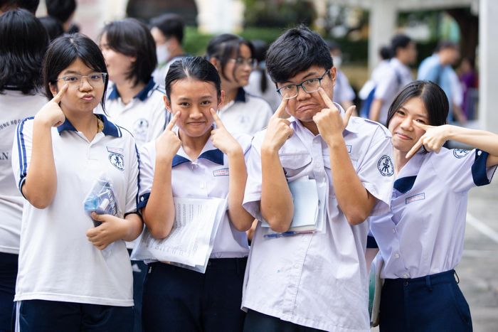  Minh Hiếu, học sinh trường THPT chuyên Trần Đại Nghĩa, mếu máo vì ôn thi “lệch tủ”. Trước ngày thi, nam sinh dự đoán đề thi Ngữ văn sẽ rơi vào tác phẩm Người lái đò sông Đà. Dù đề thi không trúng tác phẩm mong muốn, Hiếu vẫn làm được khá tốt. Nam sinh quyết tâm chiều nay sẽ “phục thù” ở bài thi môn Toán. 