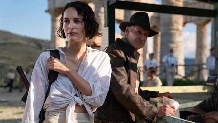 Helena Shaw (trái) do Phoebe Waller-Bridge đóng