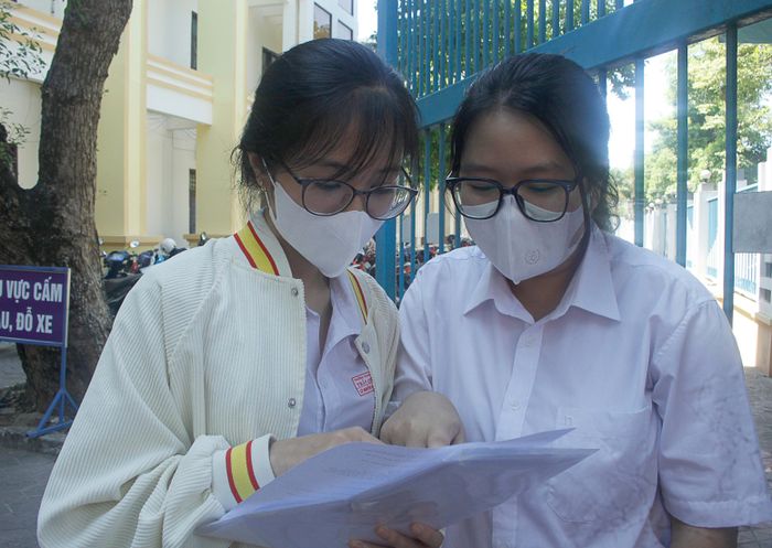  Trong nghị luận cân bằng cảm xúc, các thí sinh thoải mái trình bày suy nghĩ bản thân về cân bằng cảm xúc thế hệ gen Z. Ảnh: NGUYỄN TRANG 