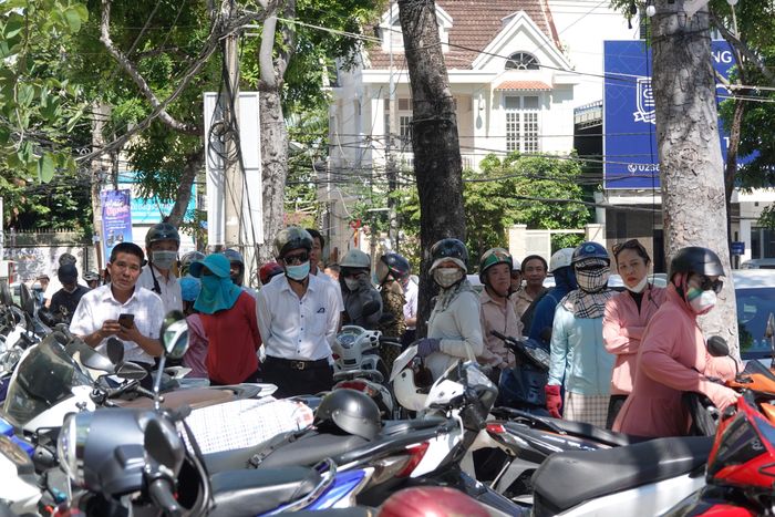  Phụ huynh đứng ngóng các con trước thời gian kết thúc thi môn Ngữ văn. Ảnh: XUÂN QUỲNH 