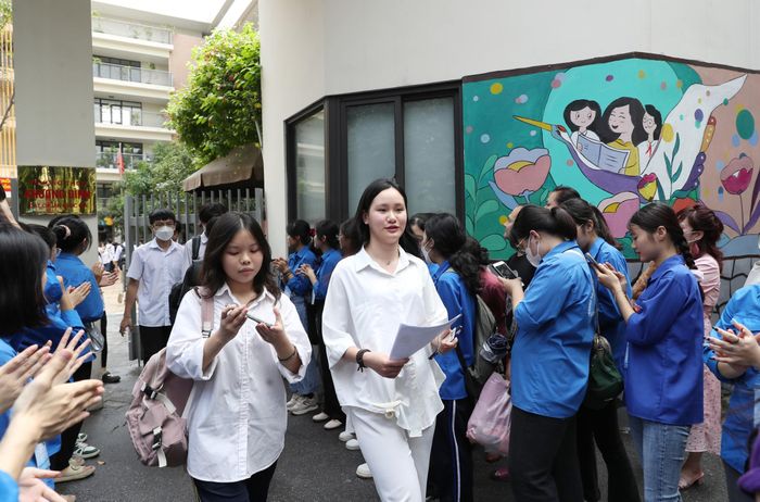 Thí sinh hoàn thành môn thi đầu tiên, kỳ thi tốt nghiệp THPT tại điểm Trường THCS Khương Đình, quận Thanh Xuân, Hà Nội, sáng 28-6. Ảnh: QUANG PHÚC
