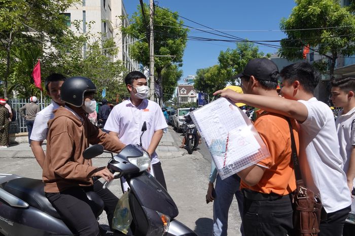  Một học sinh ôm chầm nhau vì đã có ôn tập tác phẩm "Vợ nhặt". Ảnh: XUÂN QUỲNH 