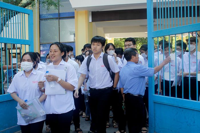  Các thí sinh tại điểm thi trường THPT Trần Quốc Tuấn, TP Quảng Ngãi, rời phòng thi sau môn Ngữ văn. Ảnh: NGUYỄN TRANG 