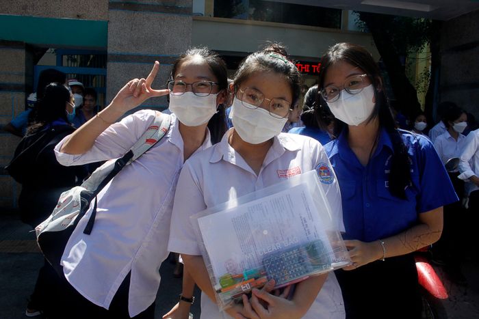  Các thí sinh vui vẻ sau kết thúc môn thi đầu tiên. Ảnh: NGUYỄN TRANG 