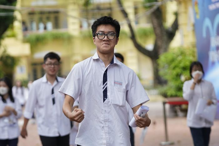 Những thí sinh đầu tiên ra khỏi phòng thi điểm thi THPT Việt Đức, Hà Nội. Ảnh: ĐỖ TRUNG