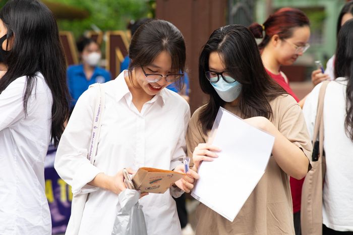  Thí sinh hoàn thành môn thi đầu tiên, kỳ thi tốt nghiệp THPT tại điểm trường THCS -THPT Nguyễn Bỉnh Khiêm, quận Cầu Giấy, Hà Nội sáng 28-6. Ảnh: HOÀNG DƯỠNG 